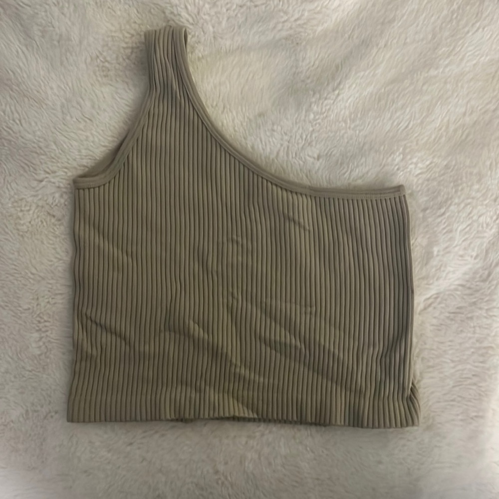 One-shoulder cropped and tight top 🤎